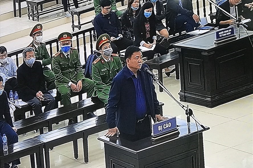 Bị cáo Đinh La Thăng tại phiên toà vụ án sai phạm ở Dự án Ethanol Phú Thọ. Ảnh chụp qua màn hình.