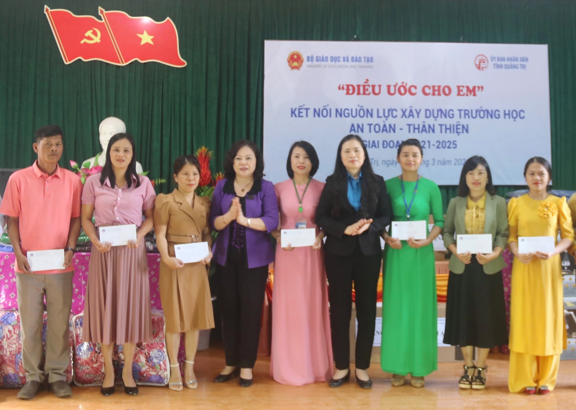 TThứ trưởng Bộ Giáo dục và Đào tạo Ngô Thị Minh tặng quà cho các giáo viên mầm non và tiểu học Bắc Hướng Hóa - Ảnh: N.B