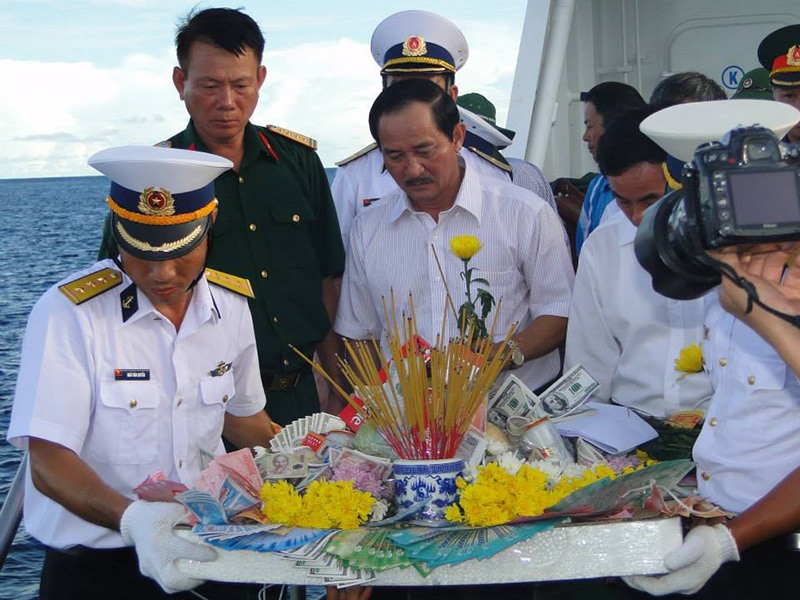 Dâng hương tưởng niệm các anh hùng liệt sĩ hy sinh tại quần đảo Trường Sa -Ảnh: ĐT​