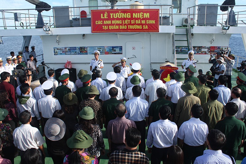 Lễ tưởng niệm các anh hùng liệt sĩ hy sinh tại quần đảo Trường Sa được tổ chức trên tàu Khánh Hoà 01 -Ảnh: ĐT​