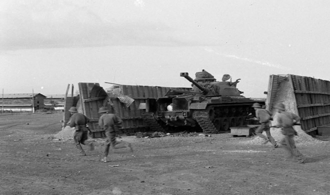 Trước trận đánh Làng Vây, ngày 23/1/1968, quân ta từng sử dụng 11 xe tăng yểm trợ cho Trung đoàn bộ binh 24, thuộc Sư đoàn 304 tấn công Huội San, mà mục tiêu chủ yếu là cứ điểm Tà Mây, nhưng do điều kiện địa hình phức tạp và tình trạng kỹ thuật của xe, chỉ có 2 trong số 11 xe của Đại đội 3 đột phá được vào trung tâm cứ điểm Tà Mây.