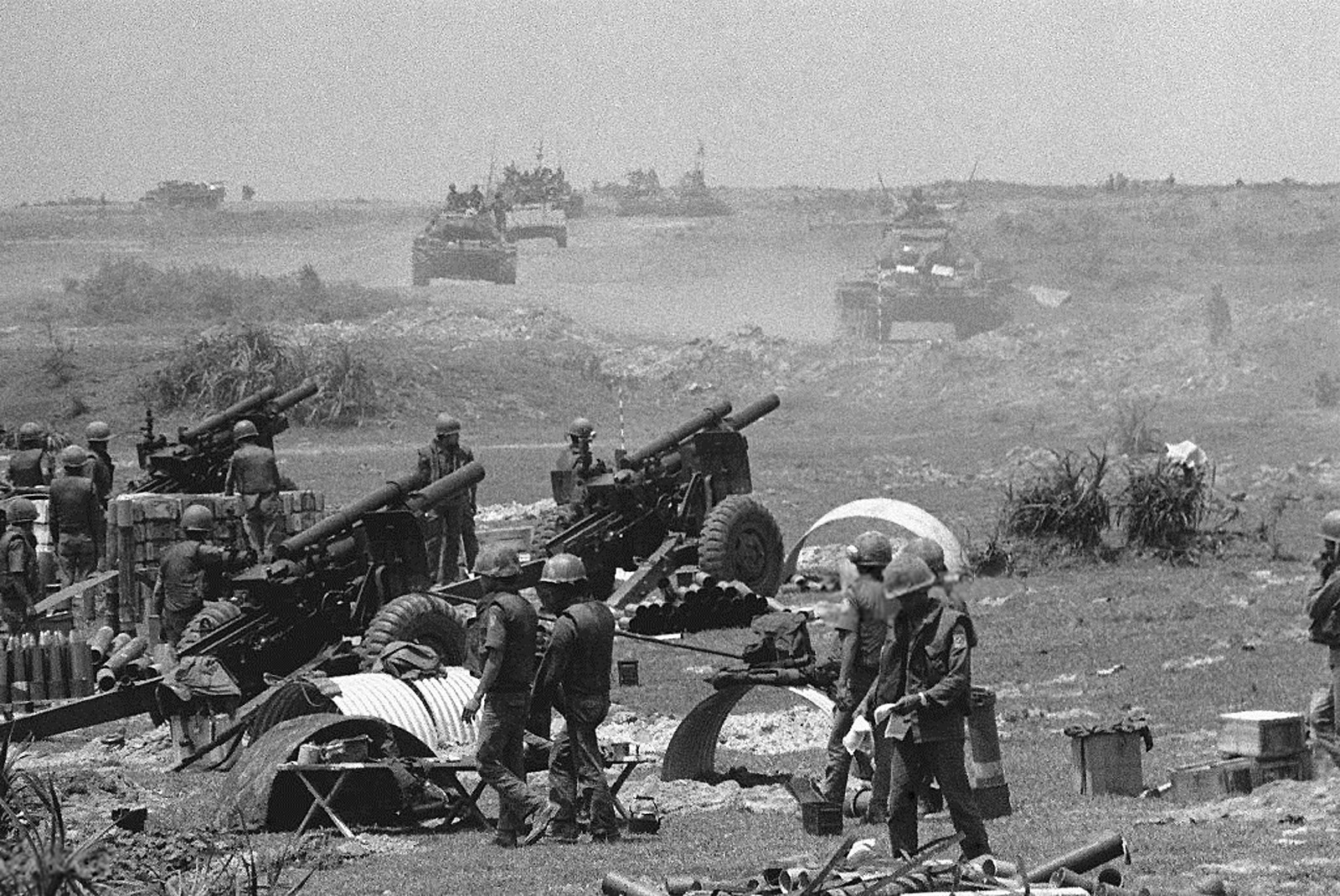 Đúng 17 giờ ngày 6/2/1968, trận tiến công cứ điểm Làng Vây bắt đầu. Trong tiếng súng nổ của pháo binh Trung đoàn 45 bắn chế áp địch, xe tăng ta vượt sông Sê Pôn và vượt ngầm Bi Hiên tiến vào tuyến triển khai, dùng hỏa lực tiêu diệt các lô cốt tiền duyên, yểm hộ cho bộ binh mở cửa.