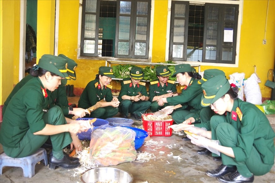 Hội Phụ nữ Bộ Chỉ huy quân sự tỉnh Quảng Trị chuẩn bị thực phẩm để nấu bữa cơm cho chiến sĩ mới nhập ngũ. Ảnh: Xuân Diện.