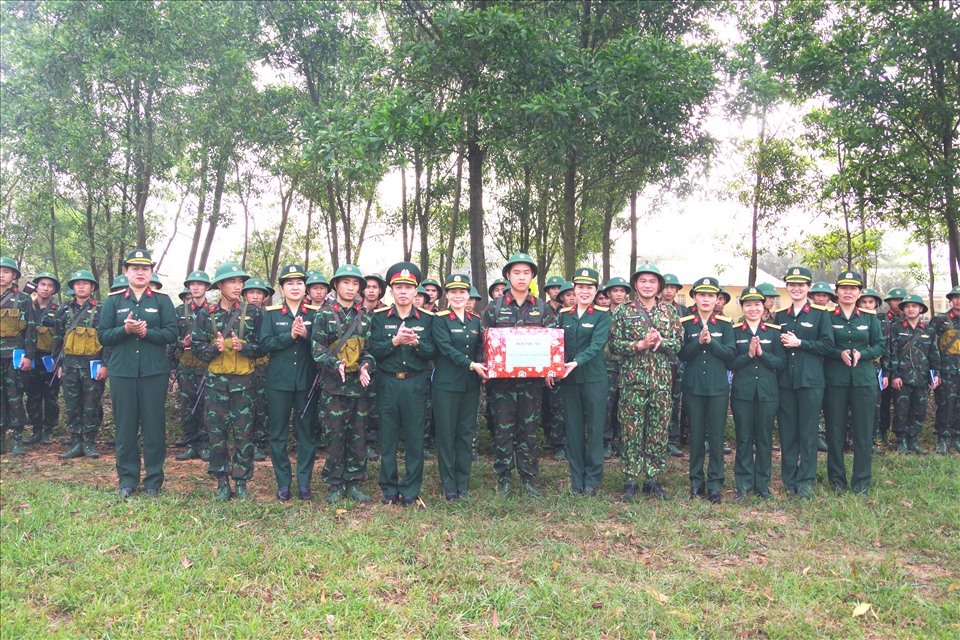 Hội Phụ nữ Bộ Chỉ huy quân sự tỉnh Quảng Trị tặng quà cho các chiến sĩ mới nhập ngũ. Ảnh: Xuân Diện.
