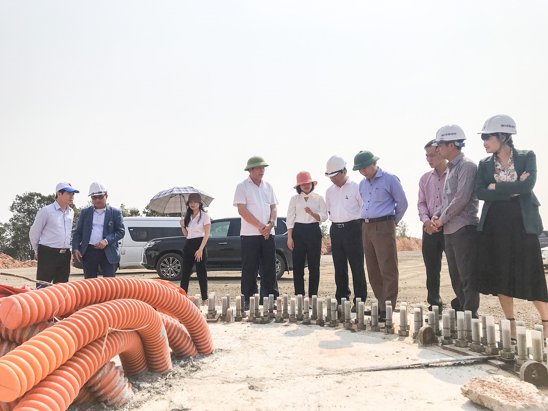 Đoàn giám sát của Thường trực HĐND tỉnh kiểm tra tiến độ triển khai dự án Nhà máy Điện gió Phong Liệu tại huyện Hướng Hóa - Ảnh: H.T