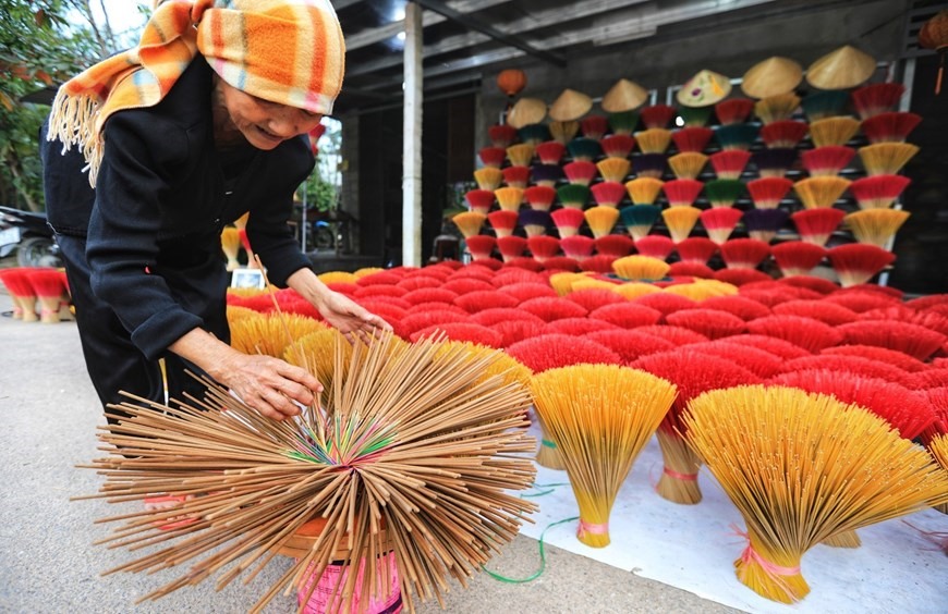 Người dân Thủy Xuân đã phát triển làng nghề truyền thống trở thành một sản phẩm du lịch độc đáo, cả dãy phố Huyền Trân Công Chúa tràn ngập sắc màu rực rỡ của hương. (Ảnh: Thành Đạt/TTXVN)