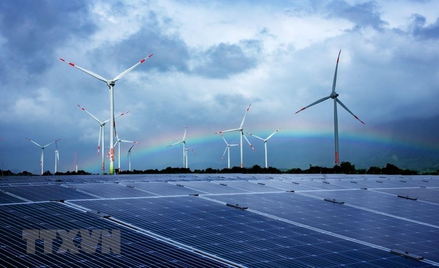 Năng lượng tái tạo dự kiến sẽ trở thành nguồn điện lớn nhất thế giới vào năm 2025, thay thế cho vị trí của năng lượng hóa thạch. Năng lượng tái tạo của Việt Nam đã phát triển ấn tượng, chưa có nước nào trong khu vực Đông Nam Á làm được, đến nay sản lượng đã đạt trên 17.000MW. Nhà máy điện mặt trời Sao Mai - An Giang với tổng công suất 210MWp, đóng góp gần 400 triệu kWh mỗi năm cho lưới điện quốc gia. (Nguồn: TTXVN)