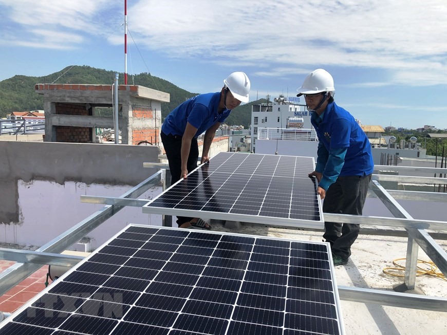 Lắp đặt hệ thống điện Mặt Trời cho hộ dân ở thành phố Quy Nhơn, tỉnh Bình Định. (Nguồn: TTXVN)