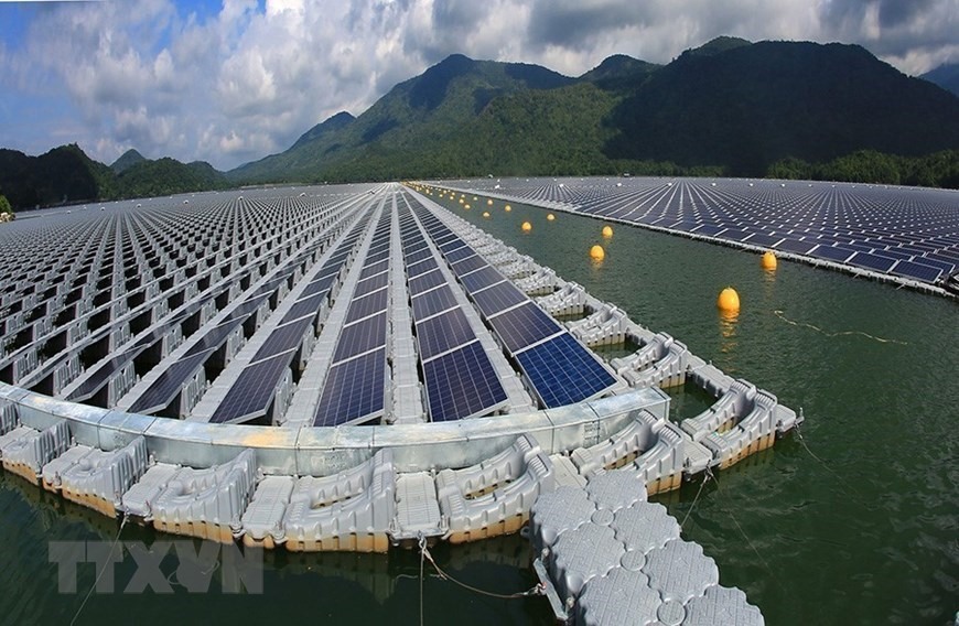 Hệ thống pin nhà máy điện Mặt Trời trên hồ thủy điện Đa Mi, công suất 47,5 MWp. (Nguồn: TTXVN)