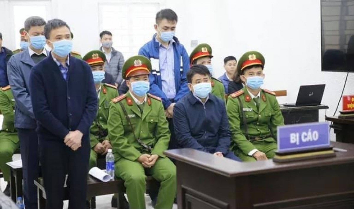 Ông Nguyễn Đức Chung (ngồi hàng đầu) tại phiên tòa xét xử kín ngày 11/12/2020.