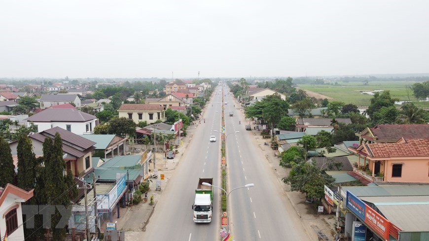 Đường 9 (Quốc lộ 9) đoạn qua huyện Cam Lộ nhìn từ trên cao. (Ảnh: Thanh Thủy/TTXVN)