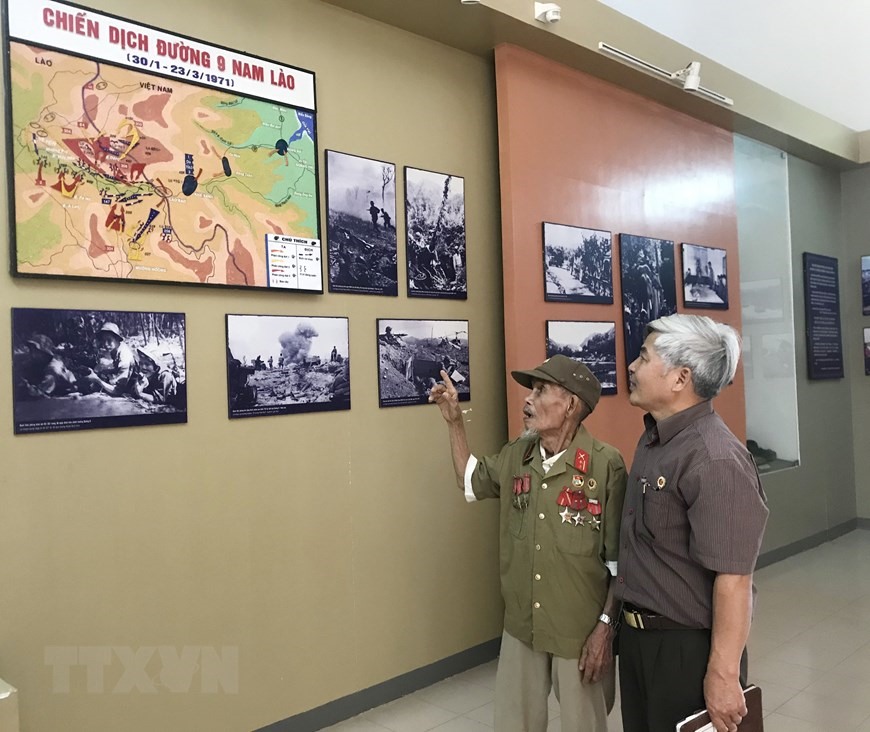 Cựu chiến binh Hồ Xuân Dừng (ở giữa), thôn Húc Váng, xã Húc, huyện Hướng Hóa người từng tham gia yểm trợ trong Chiến dịch Đường 9-Nam Lào. (Ảnh: Thanh Thủy/TTXVN)
