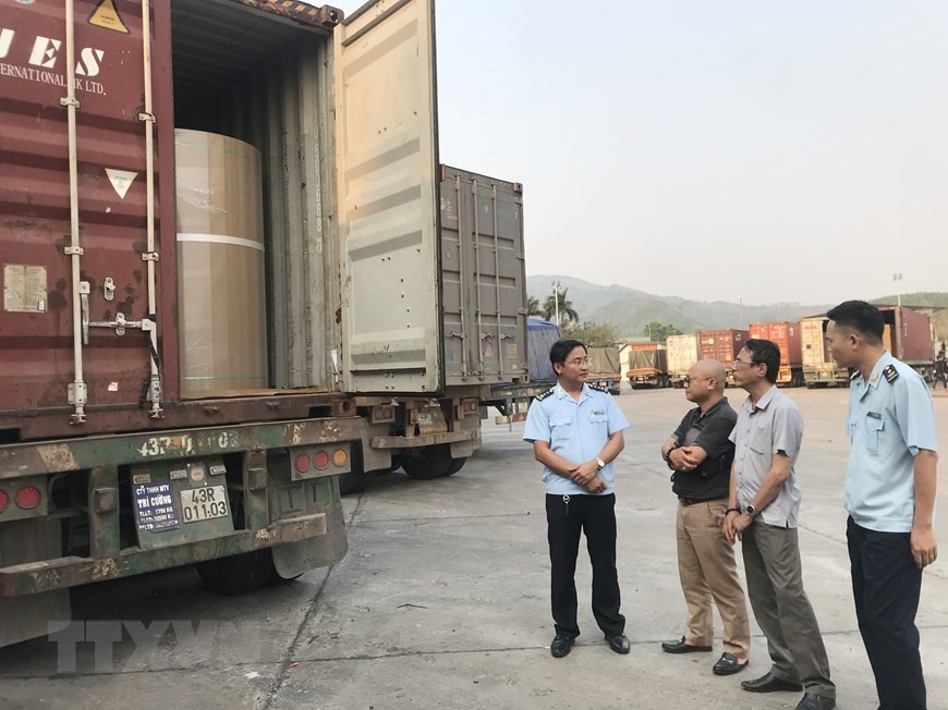 Các hoạt động xuất, nhập khẩu, thông thương hàng hóa phát triển qua Cửa khẩu quốc tế Lao Bảo nhờ tuyến Đường 9. (Ảnh: Thanh Thủy/TTXVN)