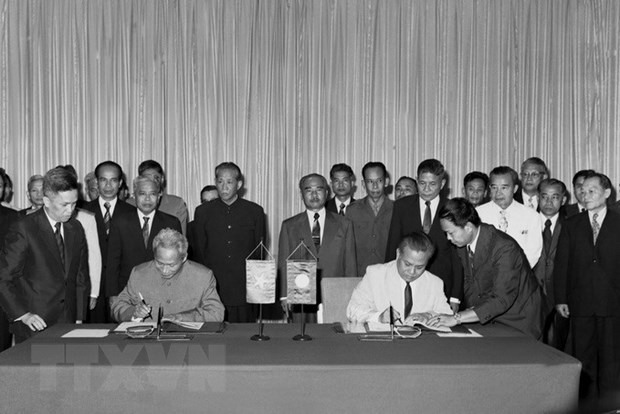 Ngày 18/7/1977, tại thủ đô Vientiane, Thủ tướng Phạm Văn Đồng và Thủ tướng Lào Kaysone Phomvihane ký Hiệp ước Hữu nghị và Hợp tác Việt Nam-Lào. (Ảnh: Văn Bảo/TTXVN)