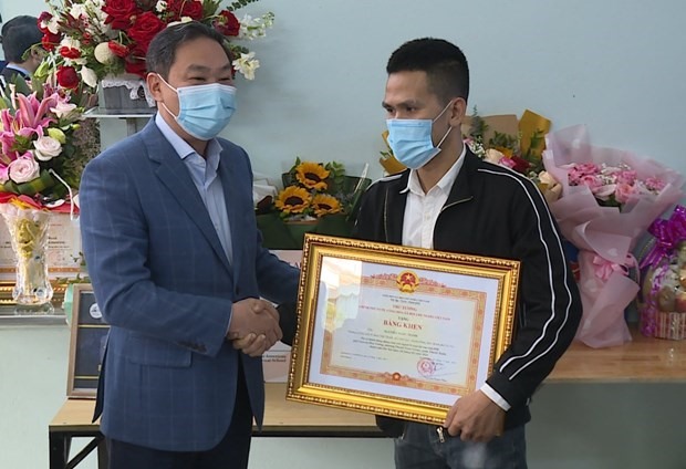 Phó Chủ tịch thành phố Hà Nội Lê Hồng Sơn đến thăm, trao bằng khen đột xuất của Thủ tướng Chính phủ cho anh Nguyễn Ngọc Mạnh. (Ảnh: PV/Vietnam+)