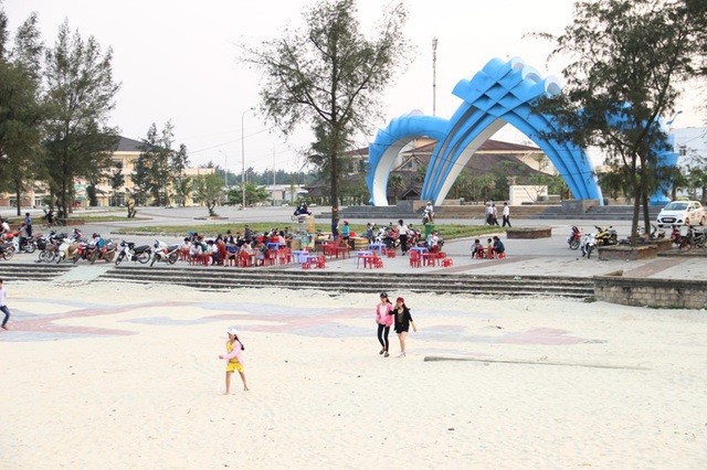 Biển Cửa Việt thu hút đông đảo du khách trong những ngày đầu năm