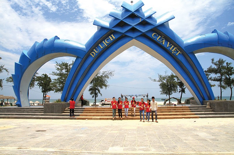 Ngày càng nhiều du khách đến với Khu du lịch biển Cửa Việt -Ảnh: NGUYỄN VĂN DŨNG​