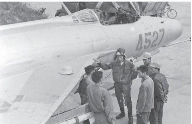 Ngày 9/10/1972 Tổ lái máy bay IL – 28 của không quân Việt Nam tham gia oanh kích quân địch tại chiến trường Lào (ảnh MH)