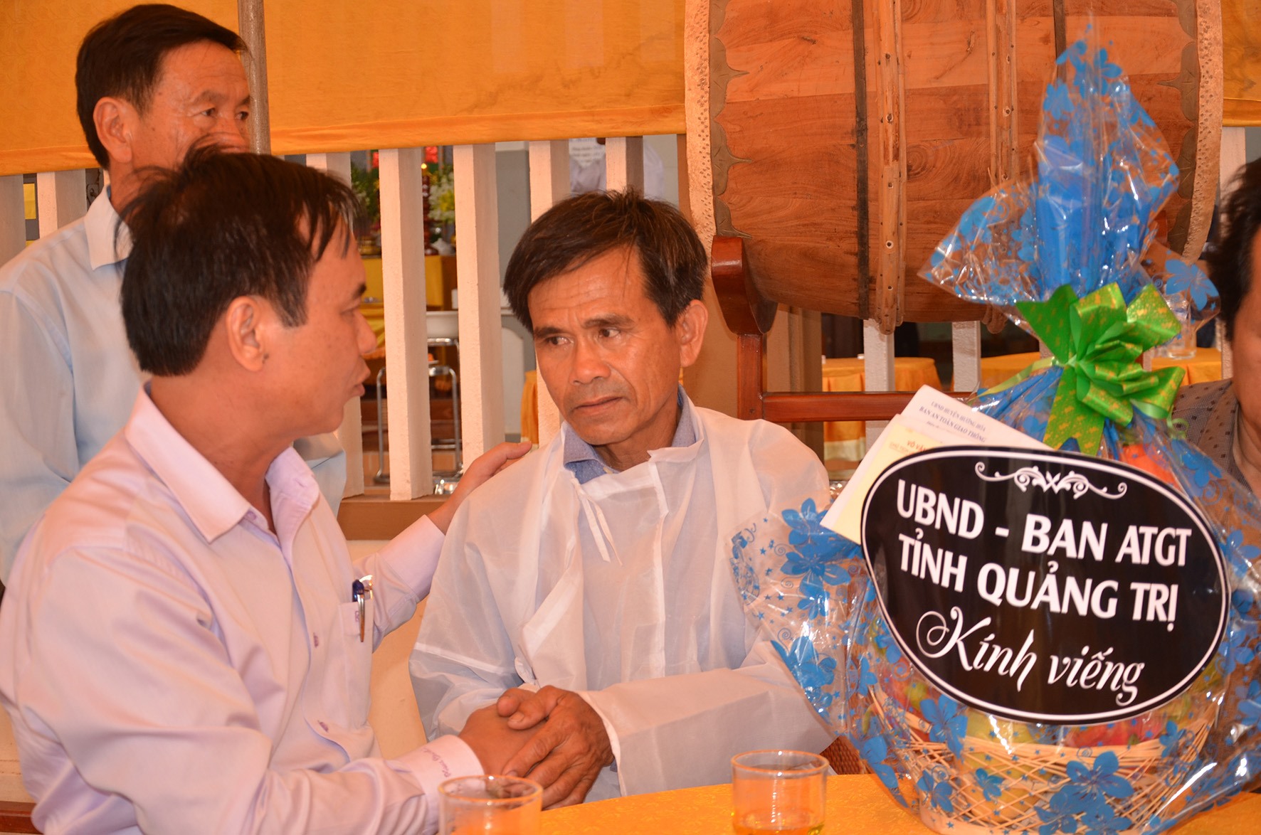 Chủ tịch UBND tỉnh Võ Văn Hưng động viên, chia sẻ nỗi đau và hỗ trợ gia đình nạn nhân Nguyễn Khắc Vũ-Ảnh: L.M