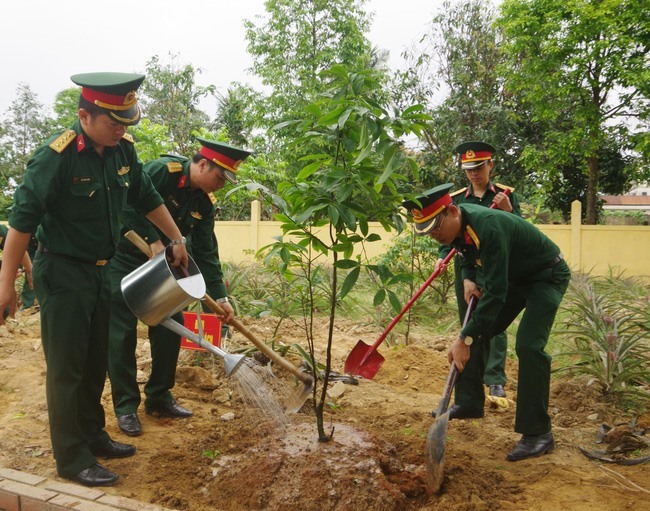 Cán bộ, chiến sĩ Bộ Chỉ huy quân sự tỉnh Thừa Thiên Huế trồng mai vàng thực hiện phong trào “Mai vàng trước ngõ“. Ảnh: TH.