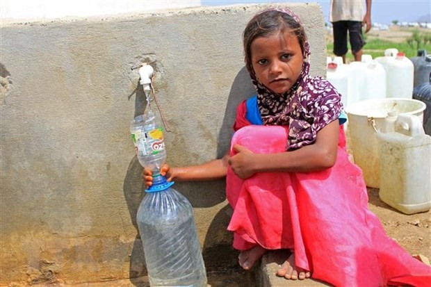 Trẻ em lấy nước tại Hajjah, Yemen. (Nguồn: AFP/TTXVN)