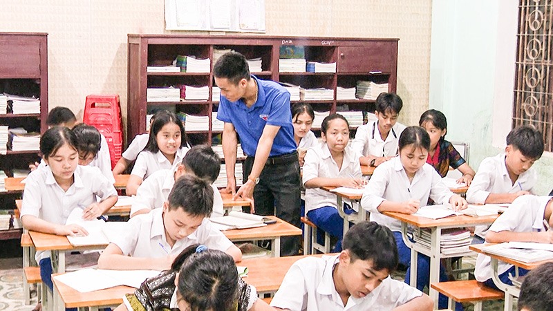 Một buổi học phụ đạo của thầy và trò Trường PTDTNT huyện Đakrông - Ảnh: L.P​