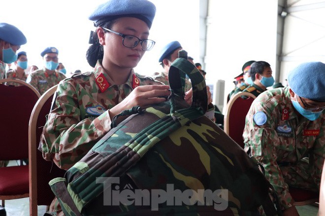 Các nữ chiến sĩ mũ nồi xanh cẩn thận chuẩn bị trang phục, hành lý để sẵn sàng lên đường làm nhiệm vụ quốc tế.