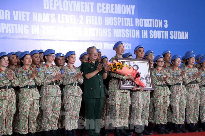 Thứ trưởng Bộ Quốc phòng Nguyễn Chí Vịnh trao quà cho BVDC2.3 trước khi lên đường làm nhiệm vụ.