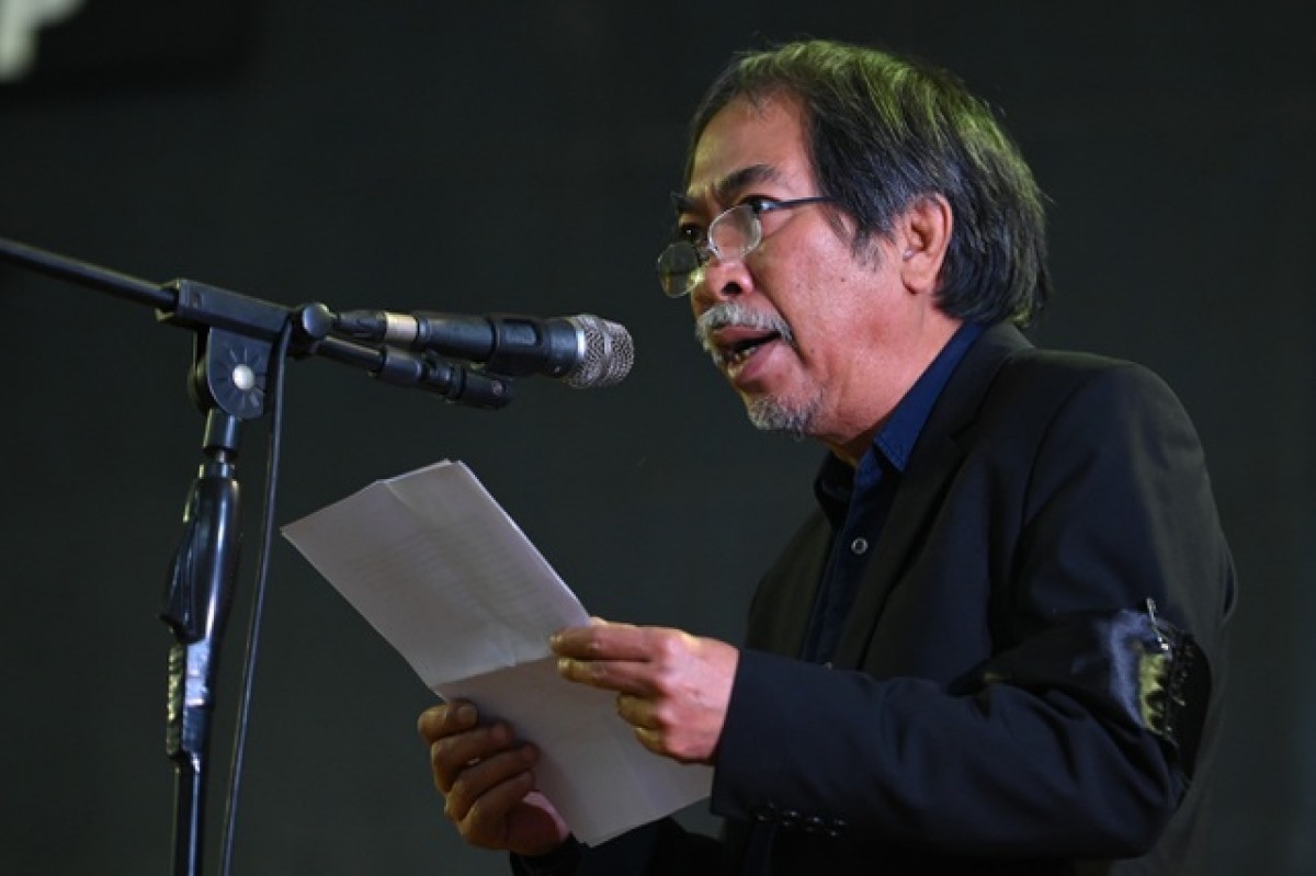 Nhà thơ Nguyễn Quang Thiều đọc điếu văn.