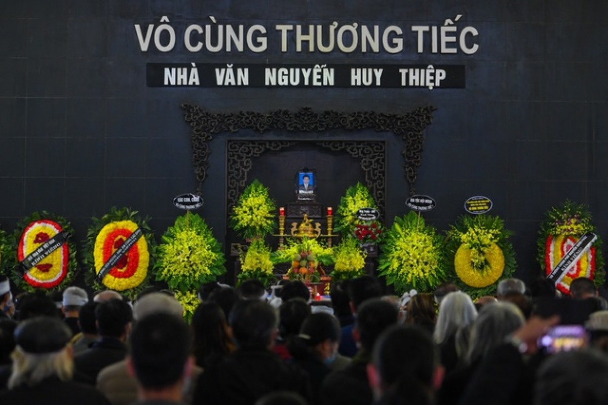 Sáng nay 24/3, đông đảo văn sĩ, trí thức và người hâm mộ văn chương đã đến viếng nhà văn Nguyễn Huy Thiệp tại Nhà tang lễ Bộ Quốc Phòng, số 5 Trần Thánh Tông, Hà Nội.