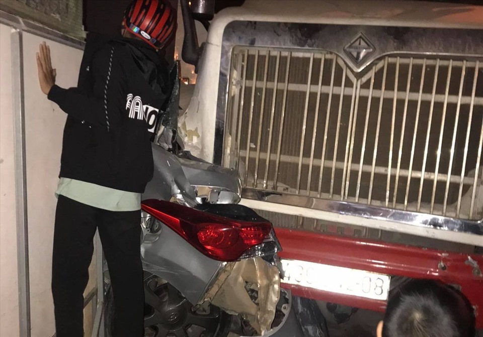 Phần đuôi xe ôtô 4 chỗ biển số Lào bị đầu xe container tông biến dạng vào đêm 24.3 tại thị trấn Lao Bảo (huyện Hướng Hóa, tỉnh Quảng Trị). Ảnh: HT.