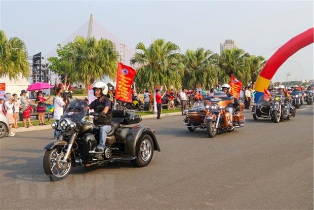 Diễu hành xe môtô chào mừng 46 năm ngày giải phóng thành phố Đà Nẵng. (Ảnh: Trần Lê Lâm/TTXVN)
