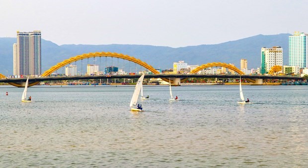 Diễu hành thuyền buồm trên sông Hàn chào mừng 46 năm ngày giải phóng thành phố Đà Nẵng. (Ảnh: Trần Lê Lâm/TTXVN)