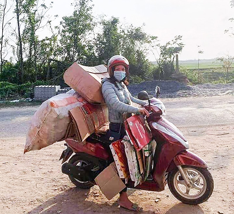 Chị Nguyễn Thị Dương thường xuyên đi thu gom ve chai để tạo nguồn kinh phí giúp đỡ những hoàn cảnh đặc biệt khó khăn - Ảnh: Đ.V​