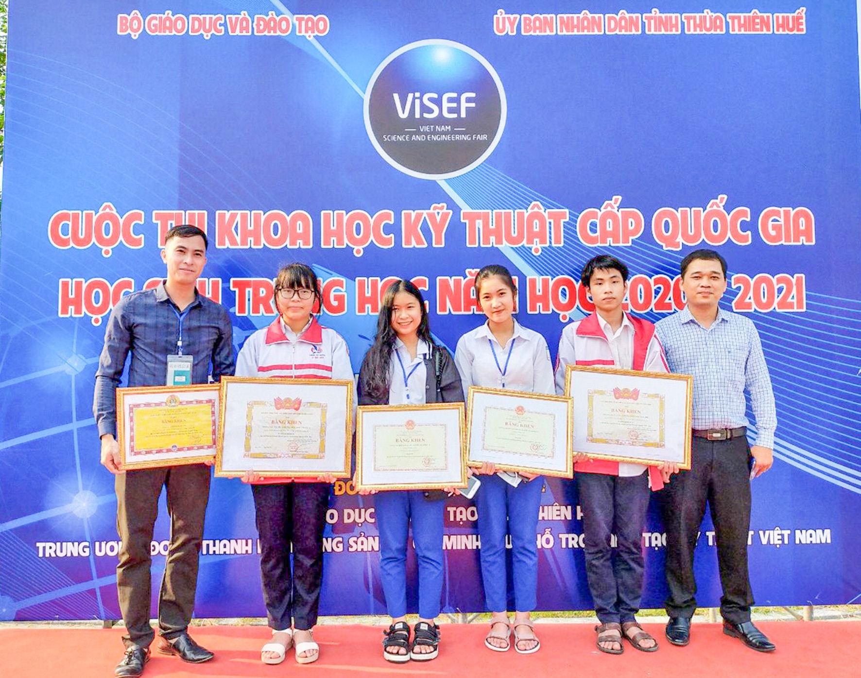Bốn học sinh của Quảng Trị (ở giữa) có dự án đạt giải tại cuộc thi KHKT cấp quốc gia năm học 2020-2021 - Ảnh: SGD