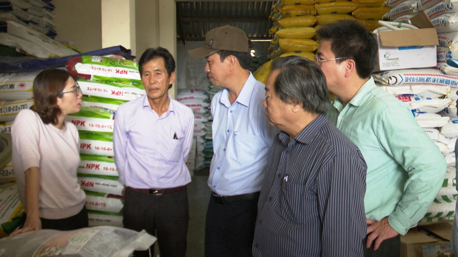 Kiểm tra một cơ sở kinh doanh phân bón, thuốc BVTV ở trên địa bàn xã Hải Phú, huyện Hải Lăng