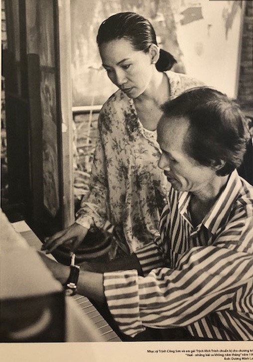 Ca sĩ Trịnh Vĩnh Trinh và Trịnh Công Sơn chuẩn bị cho đêm nhạc “Huế - những bài ca không năm tháng” (1995)