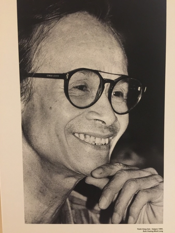Cận cảnh khuôn mặt và nụ cười hồn hậu của Trịnh Công Sơn (1994)