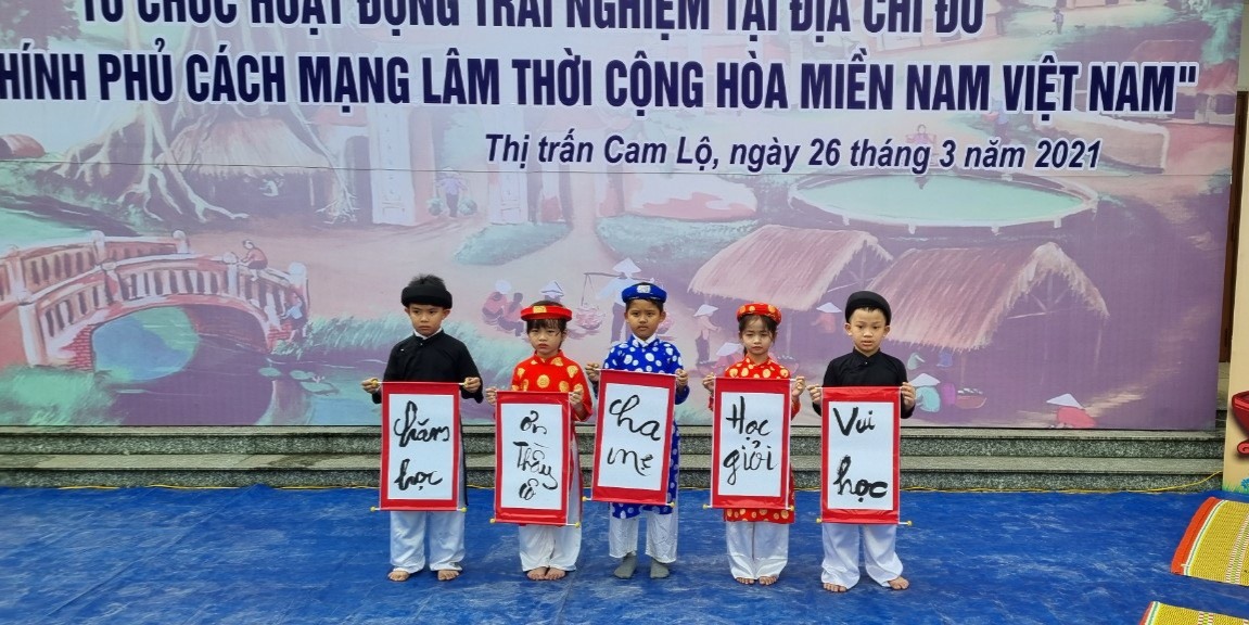 Sản phẩm viết thư pháp của các ông đồ nhí