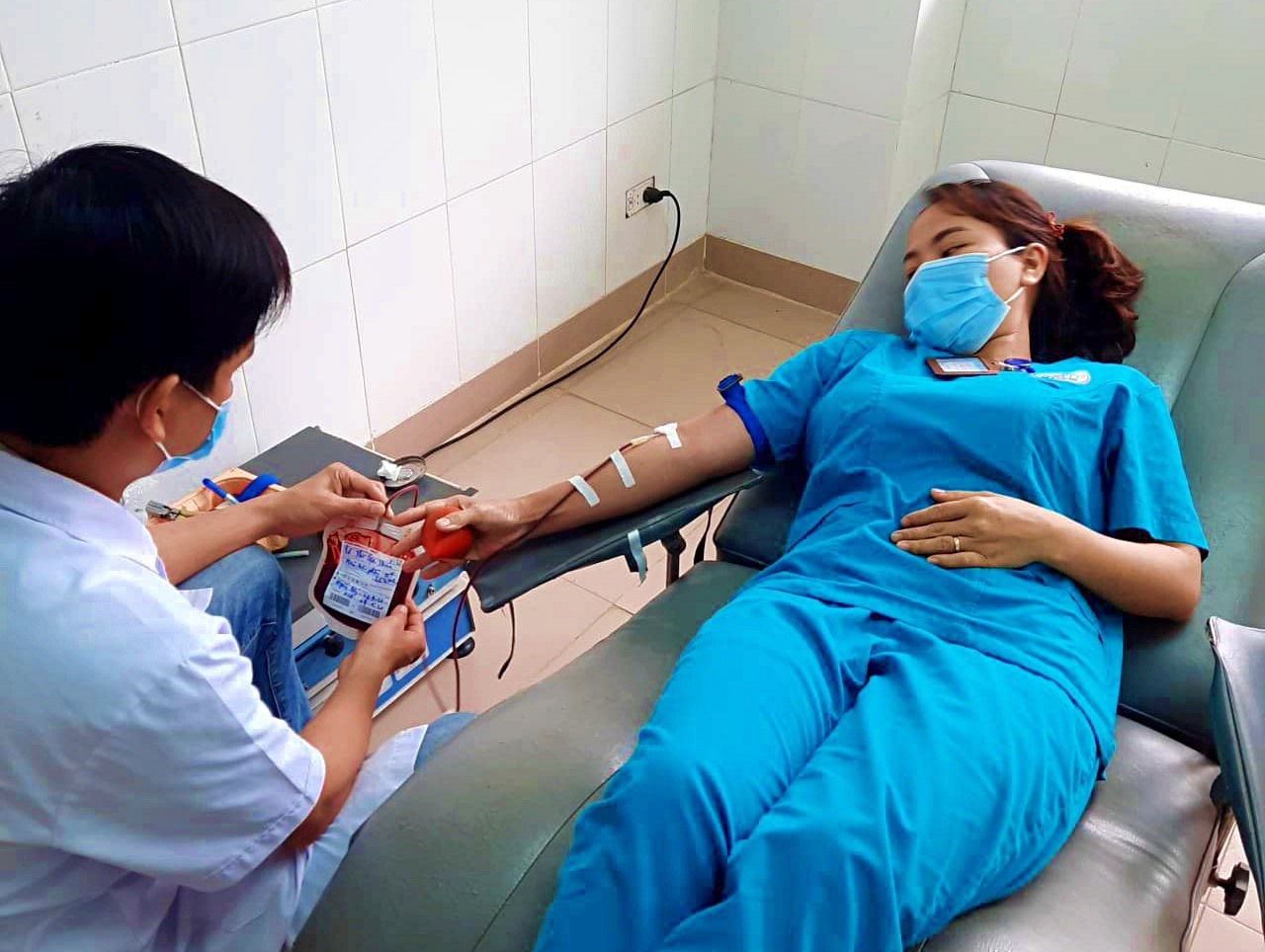 Điều dưỡng Lê Thị Lan Thảo hiến máu cứu người bệnh - Ảnh: Q.H