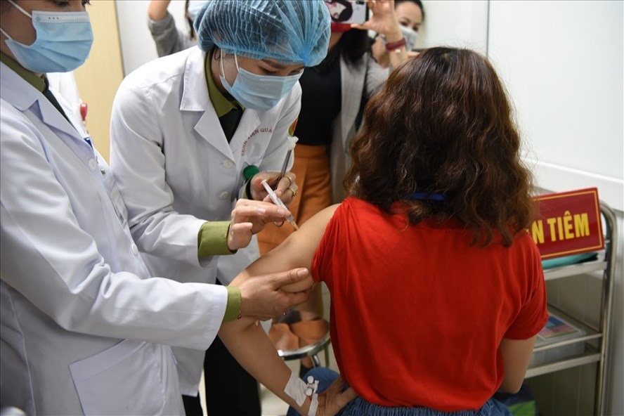 Tiêm thử nghiệm vaccine COVID-19 của Việt Nam đợt 2. Ảnh: Lệ Hà