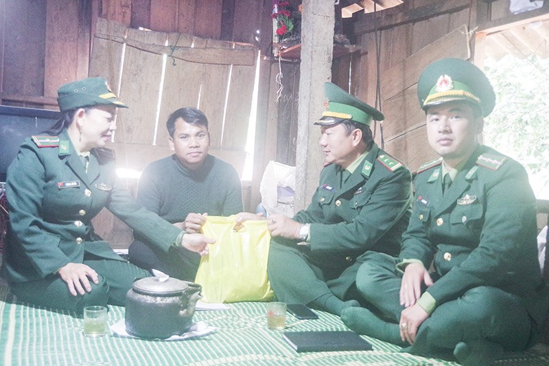Thiếu tá Phùng Thị Hải Yến cùng chỉ huy đơn vị đến thăm, tặng quà một gia đình khó khăn ở xã A Dơi, huyện Hướng Hóa - Ảnh: N.T.P​