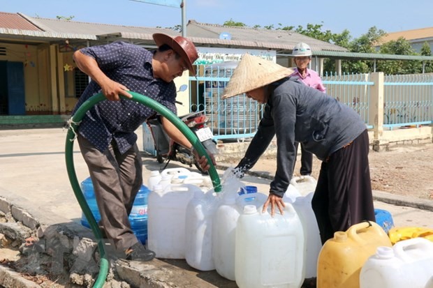 Chở nước ngọt cho người dân. (Ảnh minh họa: Nguyễn Thanh/TTXVN)
