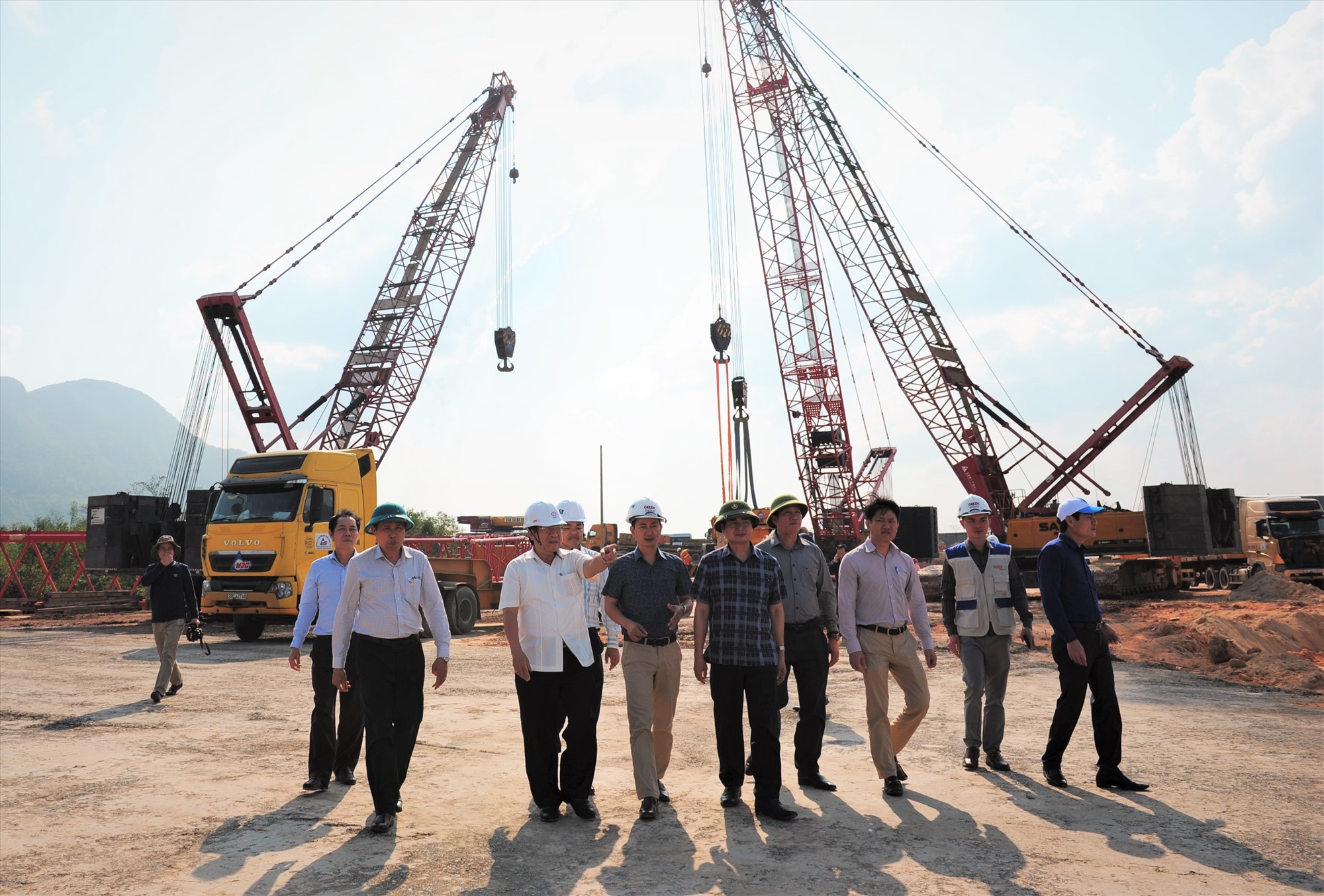 Phó Chủ tịch Thường trực UBND tỉnh Hà Sỹ Đồng kiểm tra tiến độ thi công Nhà máy điện gió Gelex 1- Ảnh: TRẦN TUYỀN