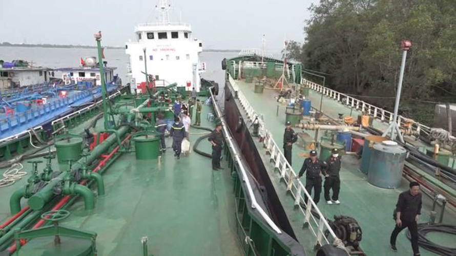 Công an Đồng Nai vừa bắt 2 thuyền trưởng bỏ trốn trong chuyên án buôn lậu xăng giả. Trong ảnh là 2 tàu biển trọng tải 1.500 tấn bắt giữ ngày 6/2/2021.