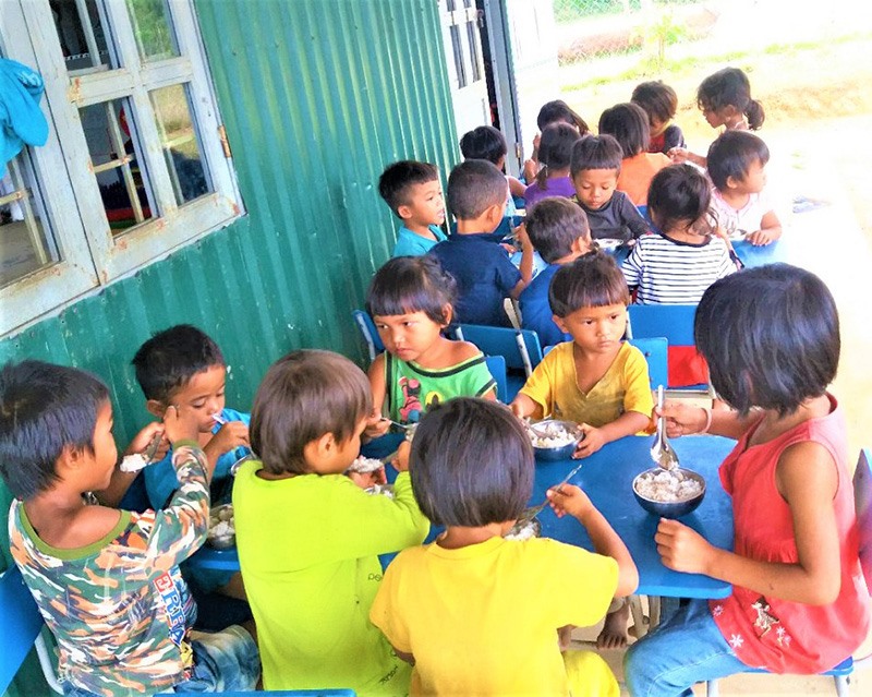 Bữa ăn của học sinh ở điểm trường Mầm non bản Ra Ty (Trường Mầm non xã Hướng Lộc, huyện Hướng Hóa) - Ảnh: AN PHONG​
