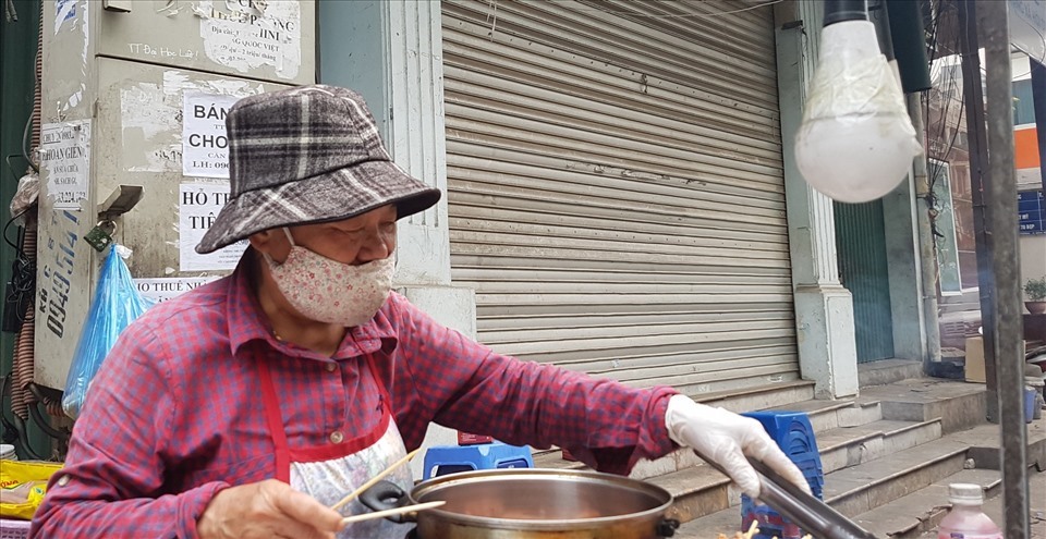 Để kiếm thêm thu nhập, bà Quỳnh bắt đầu công việc bán đồ ăn nhanh từ 15h đến 22h hàng ngày. Ảnh: Lương Hạnh.