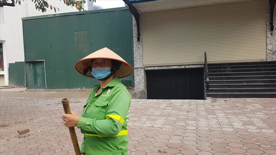 Ngày 8.3 cũng là ngày bình thường như bao ngày khác với những phụ nữ làm công nhân môi trường như cô Phương. Ảnh: Lương Hạnh.