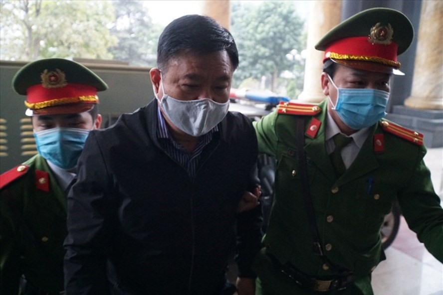 Cựu Chủ tịch HĐQT PVN - Đinh La Thăng bị dẫn giải tại phiên toà sơ thẩm hôm 22.1. Ảnh: V.Dũng.
