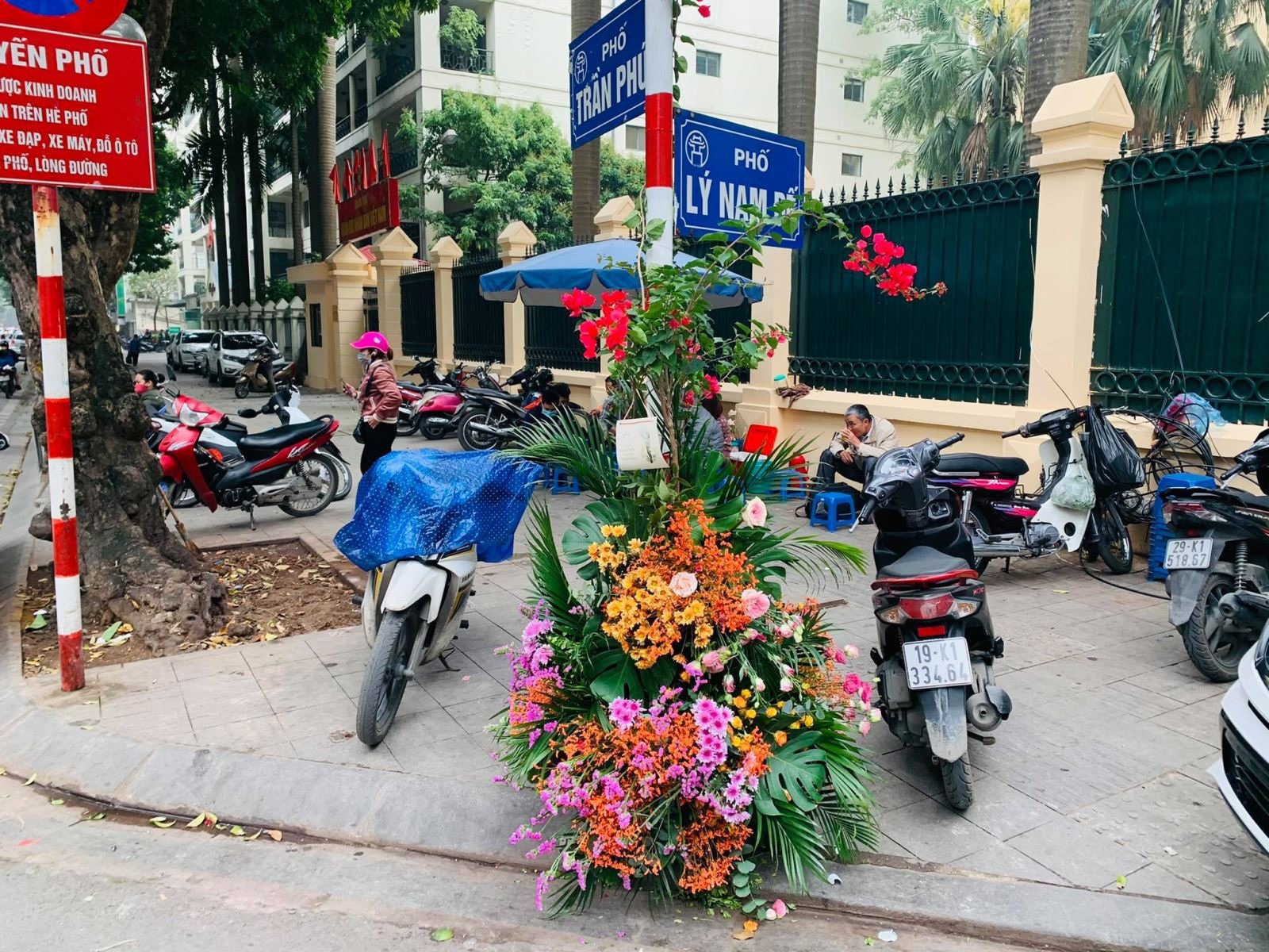 Các biển chỉ đường cũng được trang trí bằng hoa tươi. Nhiều chị em bị thu hút bởi vẻ mới lạ, lần đầu xuất hiện trên đường phố Hà Nội.